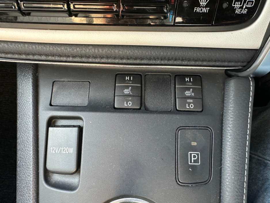 2016 Toyota Auris - image 18