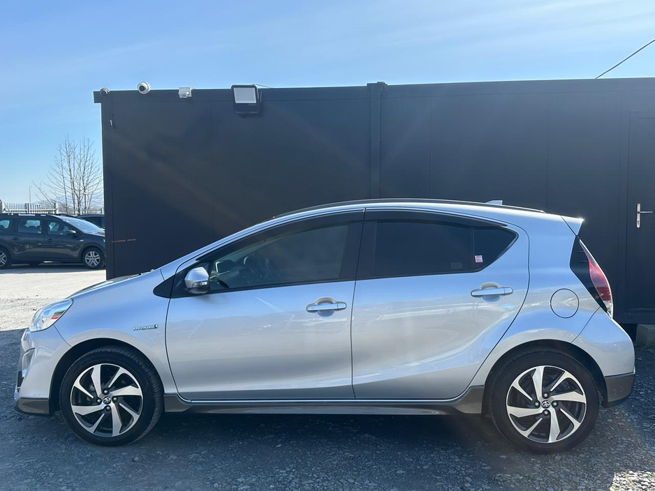 2015 Toyota Aqua - image 3