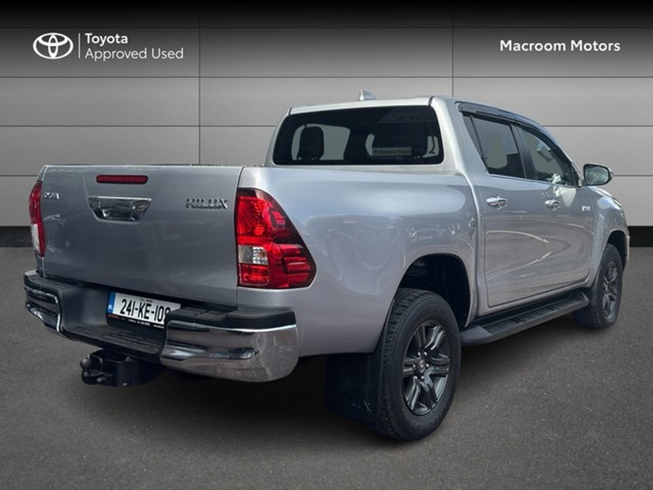 2024 Toyota Hilux - image 2