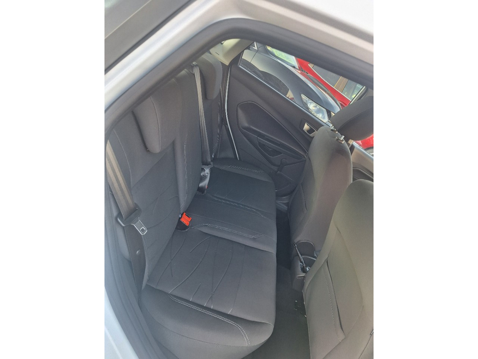 2015 Ford Fiesta - image 8