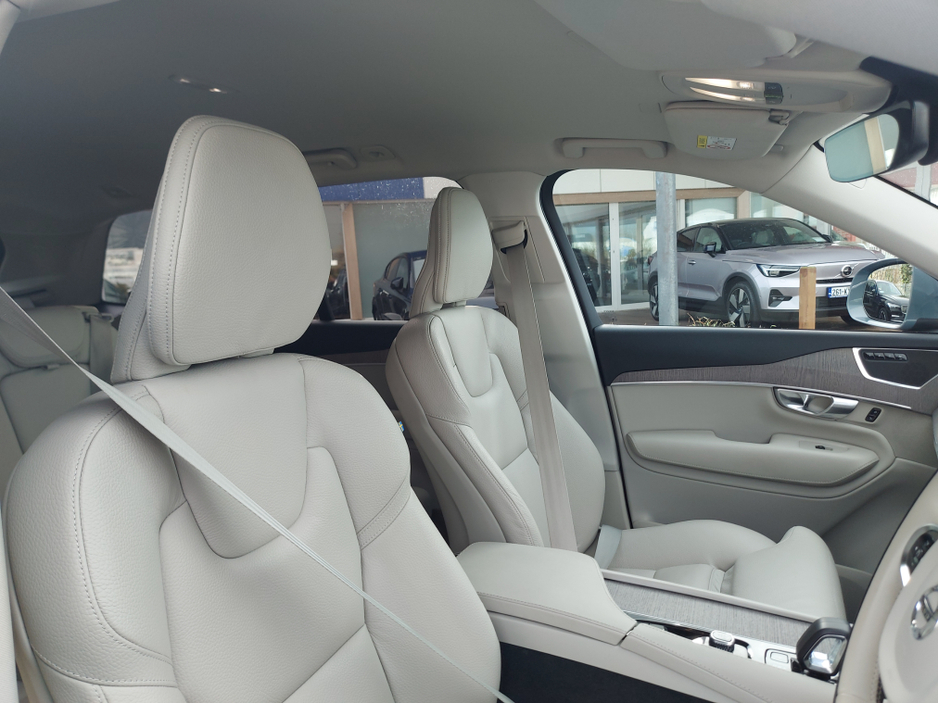 2023 Volvo XC90 T8 PHEV CORE AWD 5DR AUTO €67,950