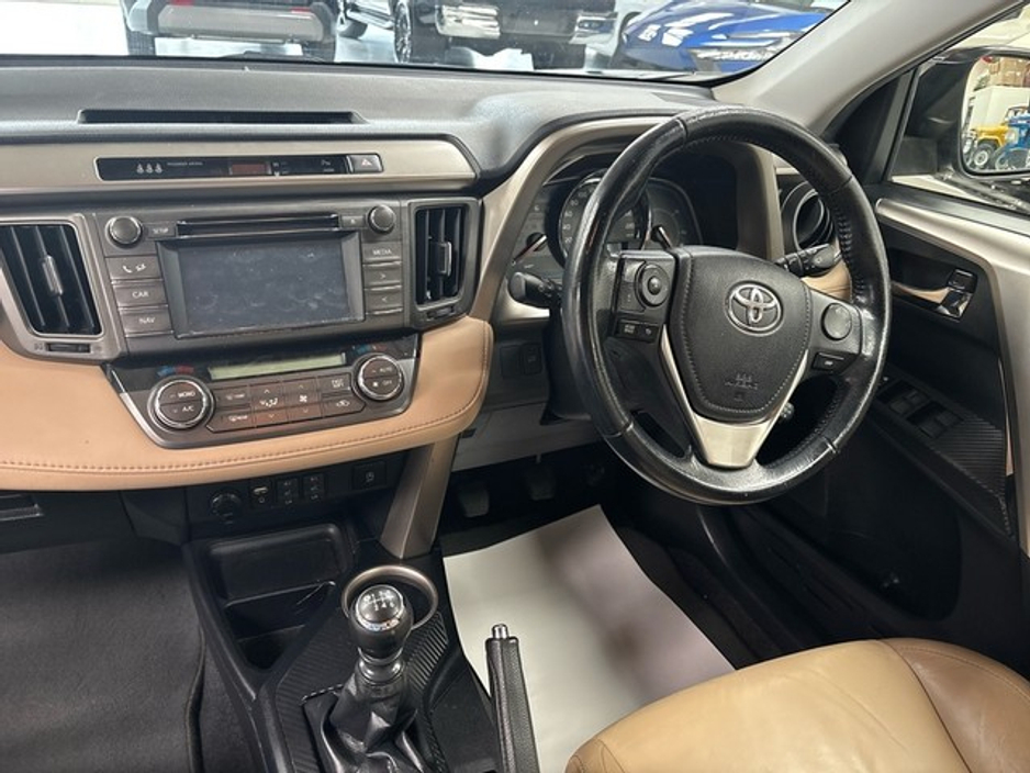 2014 Toyota Rav4 - image 8