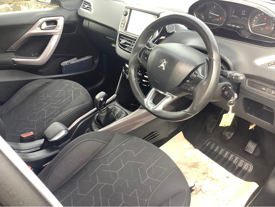 2016 Peugeot 2008 - image 5