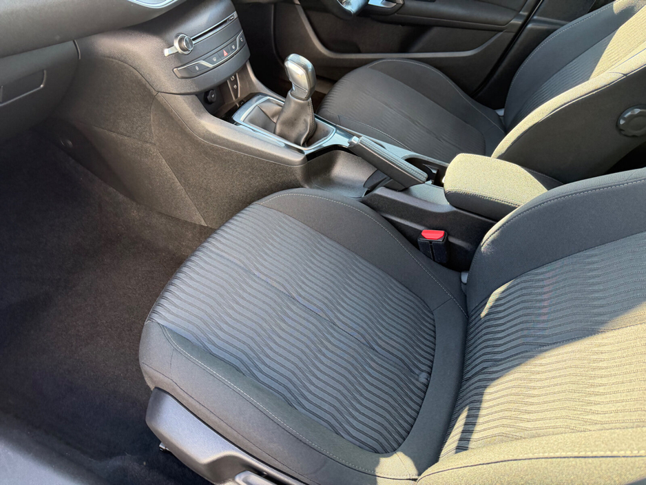 2017 Peugeot 308 - image 9