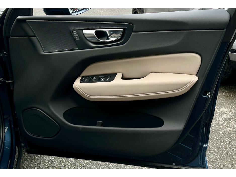 2025 Volvo XC60 - image 14