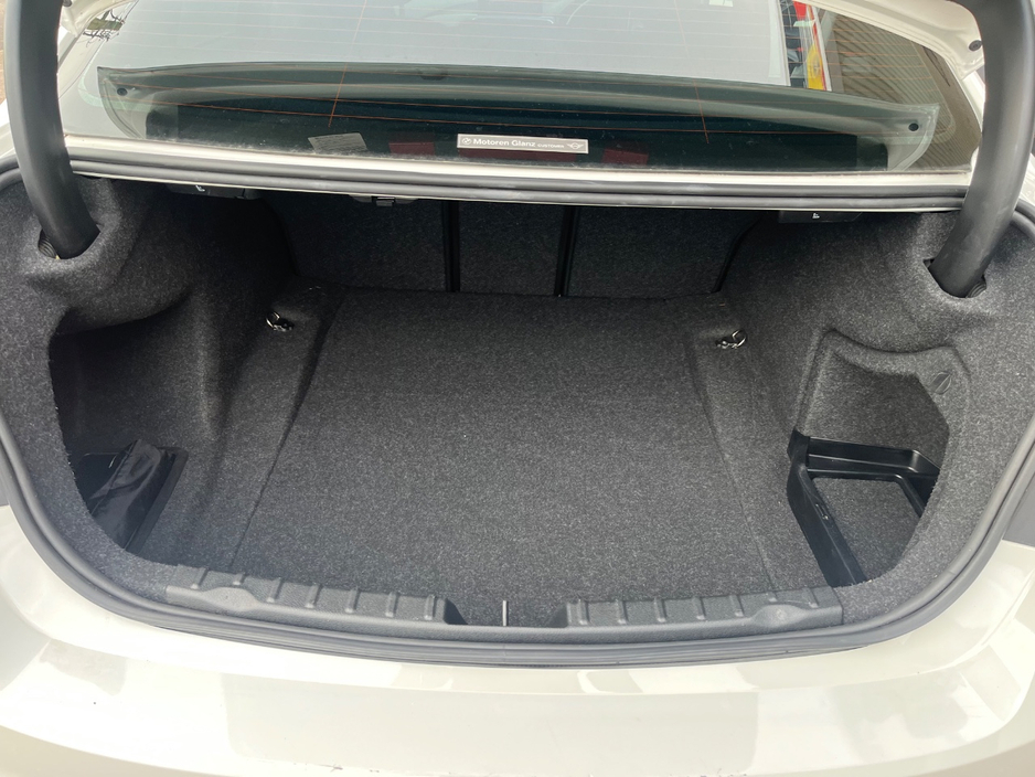 2016 BMW 3 Series - image 8