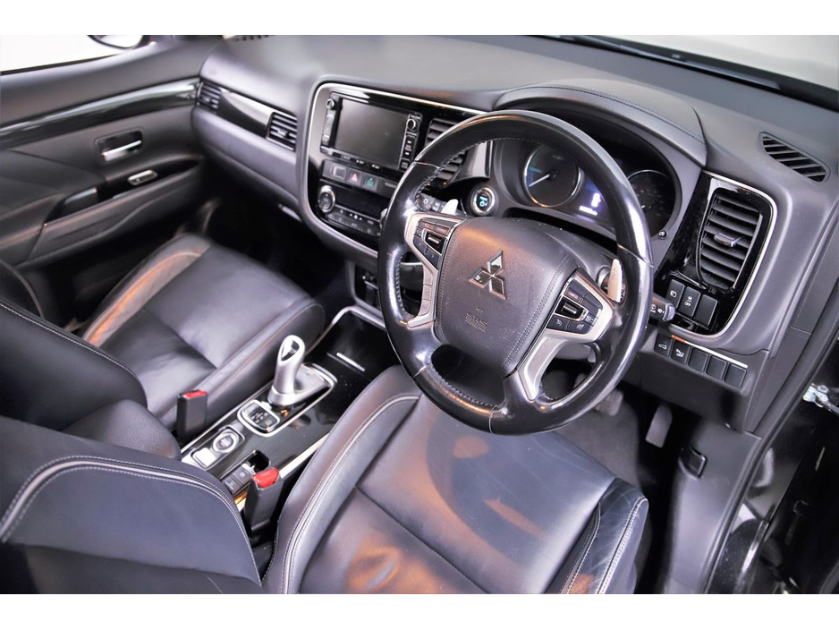 2017 Mitsubishi Outlander - image 12