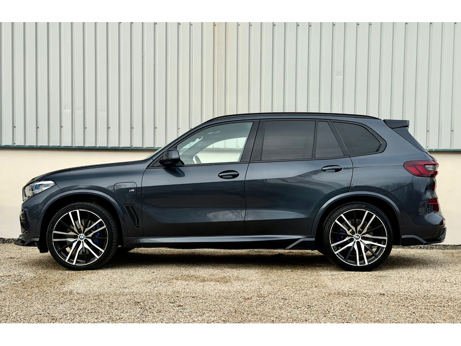2020 BMW X5 - image 6