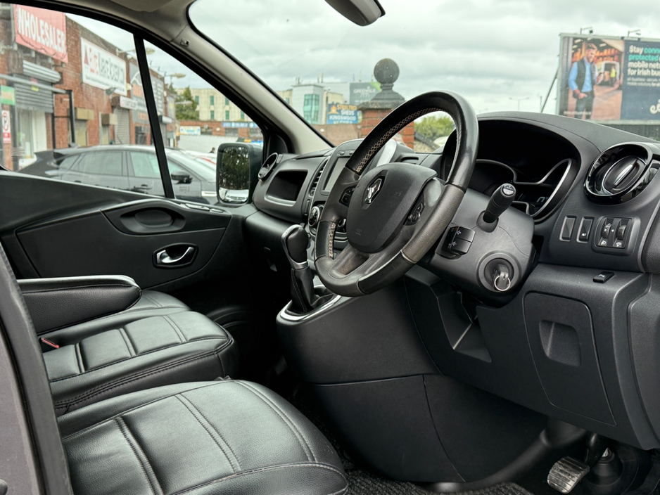 2021 Renault Trafic - image 14