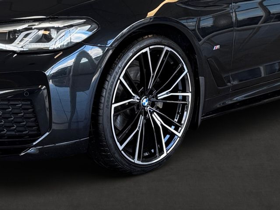 2022 BMW 5 Series - image 10