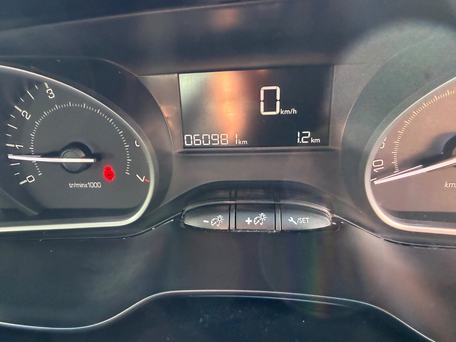 2017 Peugeot 208 - image 10