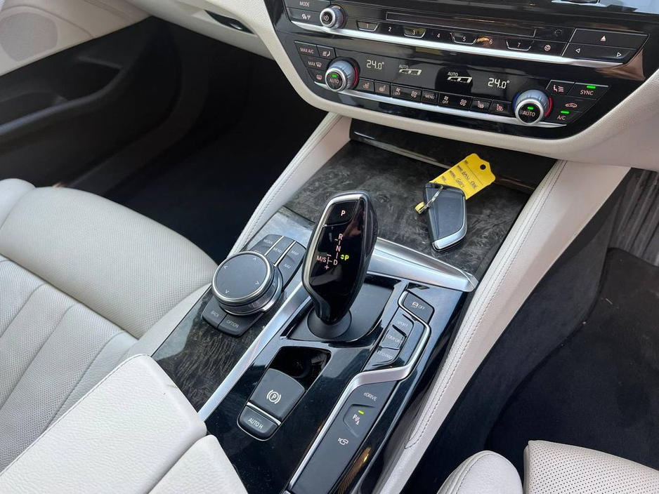 2017 BMW 5 Series 530e M-SPORT COMPETITION 2.0 * HUGE SPEC * // FULL SERVICE HISTORY // LOW MILEAGE // OPENING SUNROOF // MASSAGE LEATHER SEATS €27,900