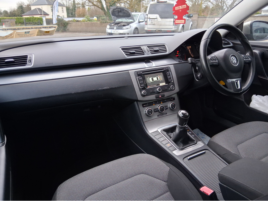 2013 Volkswagen Passat - image 9