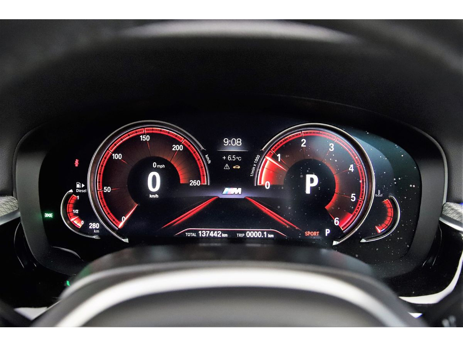 2018 BMW 5 Series - image 27