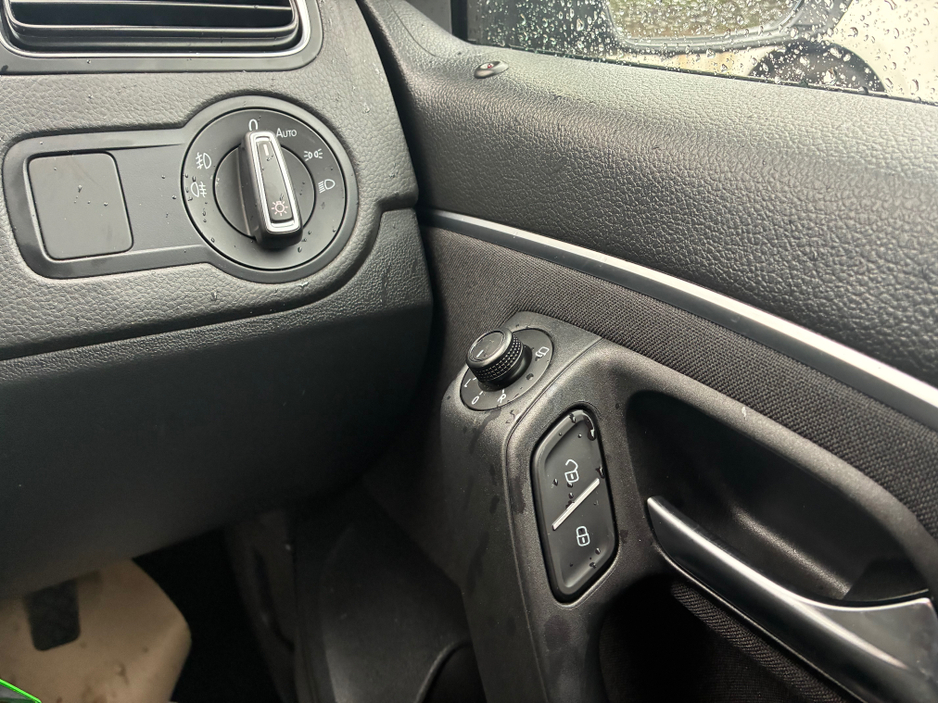 2015 Volkswagen Polo - image 11