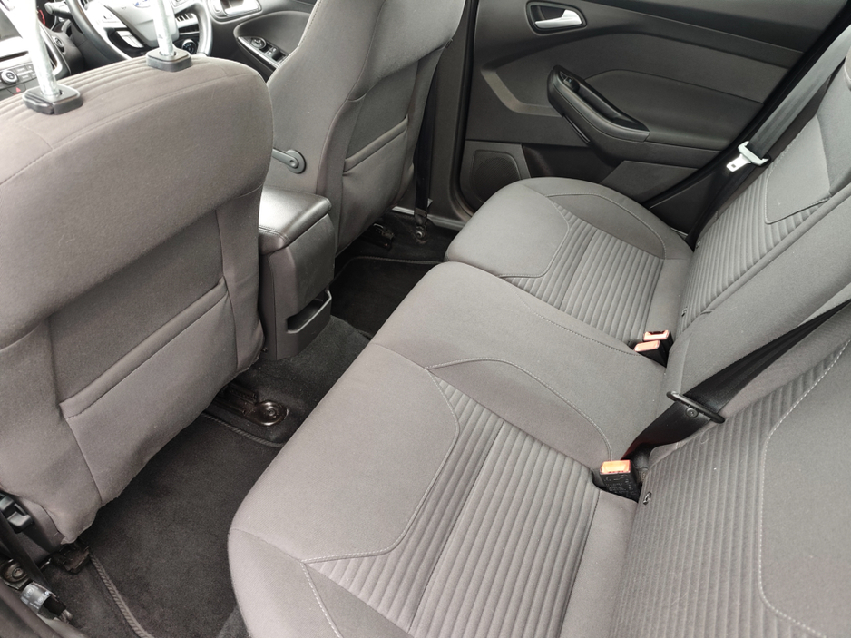 2017 Ford Focus - image 10