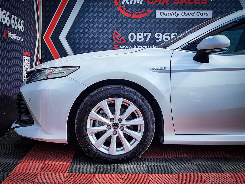 2020 Toyota Camry - image 6