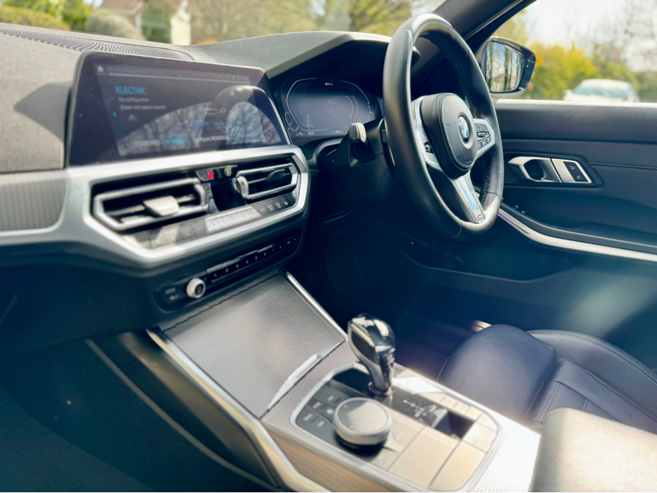 2020 BMW 3 Series - image 17