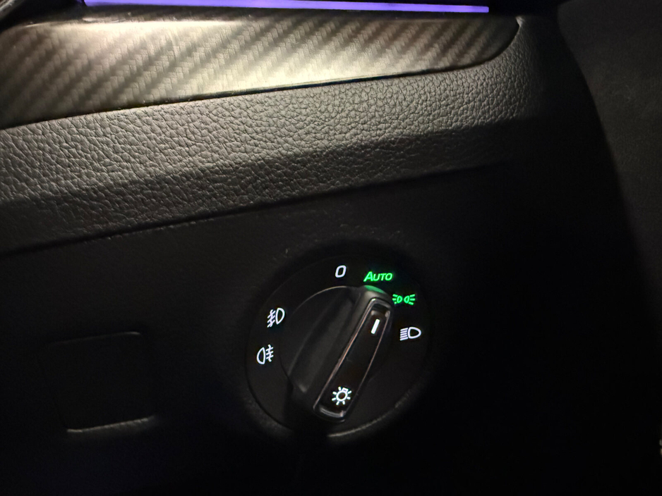 2022 Skoda Superb - image 24