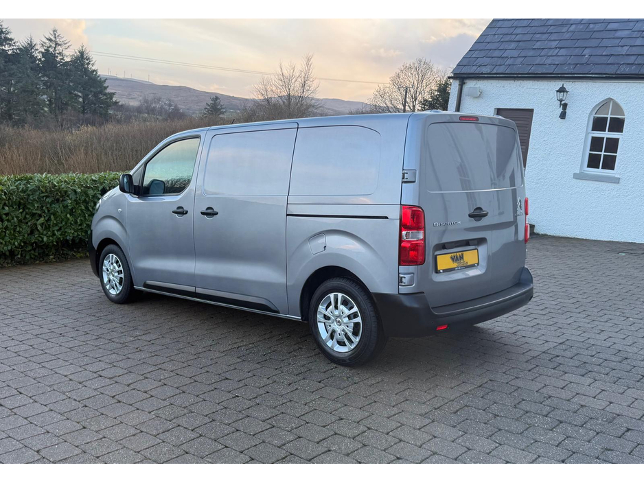 2021 Citroen Dispatch - image 4