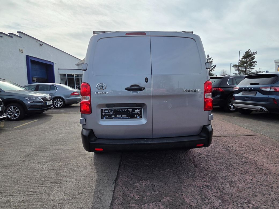 2022 Toyota Proace - image 7