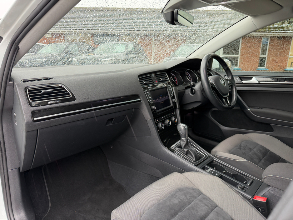 2016 Volkswagen Golf - image 26