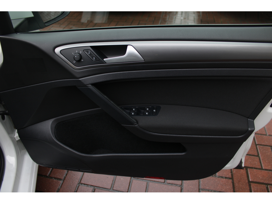 2016 Volkswagen Golf - image 10