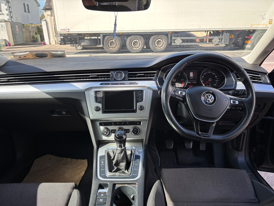 2016 Volkswagen Passat - image 9