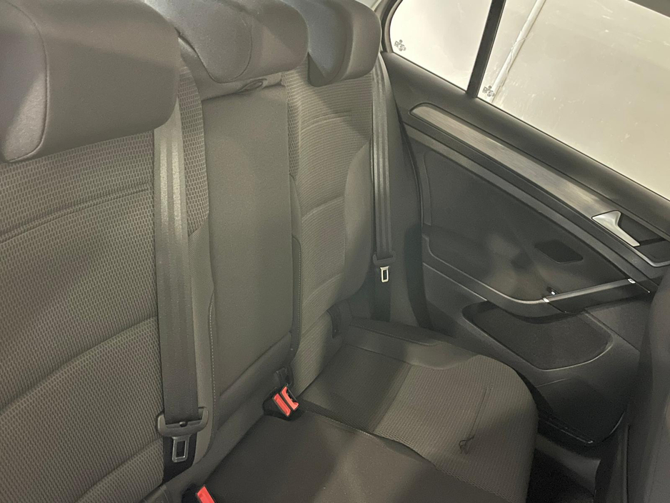 2018 Volkswagen Golf - image 4