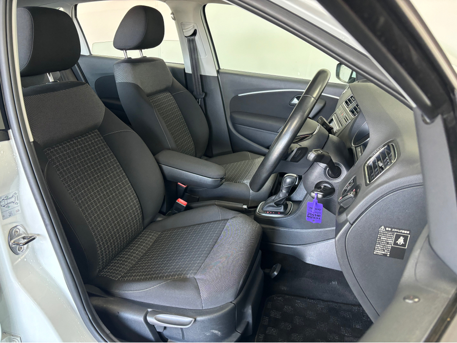 2016 Volkswagen Polo - image 8