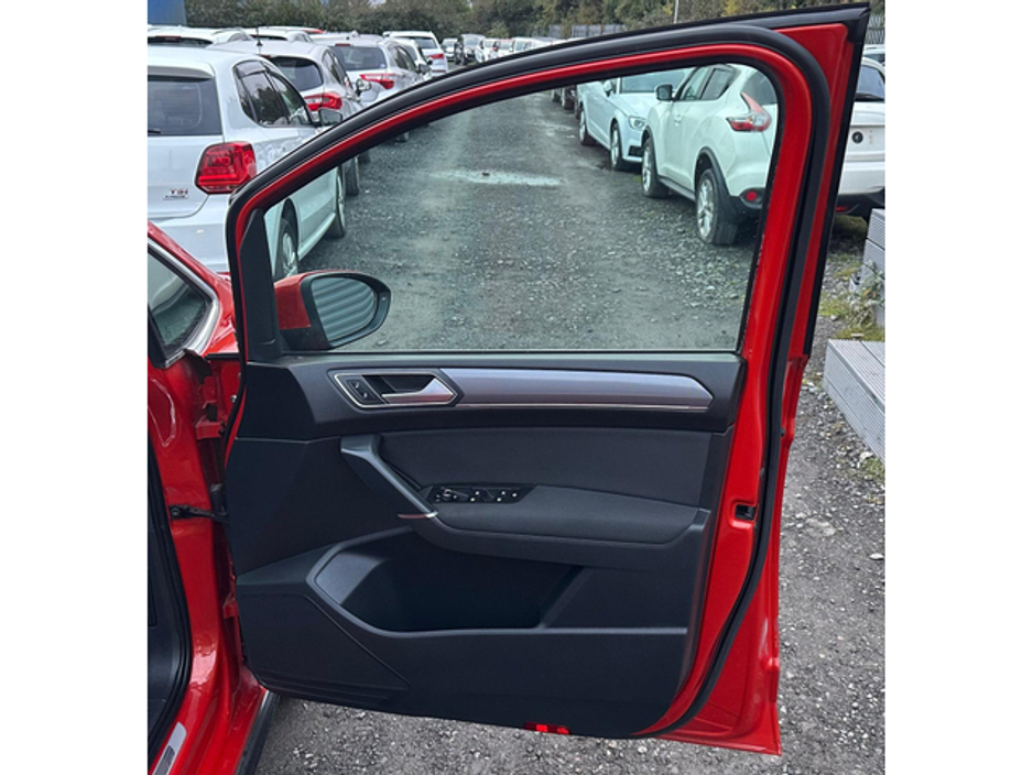 2016 Volkswagen Touran - image 7