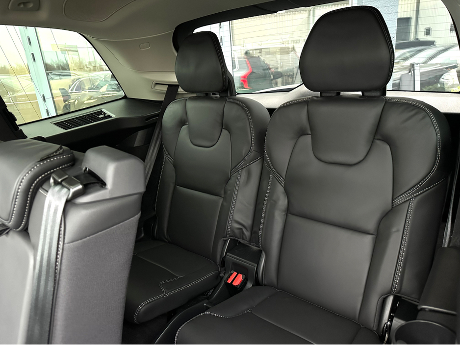 2025 Volvo XC90 - image 13