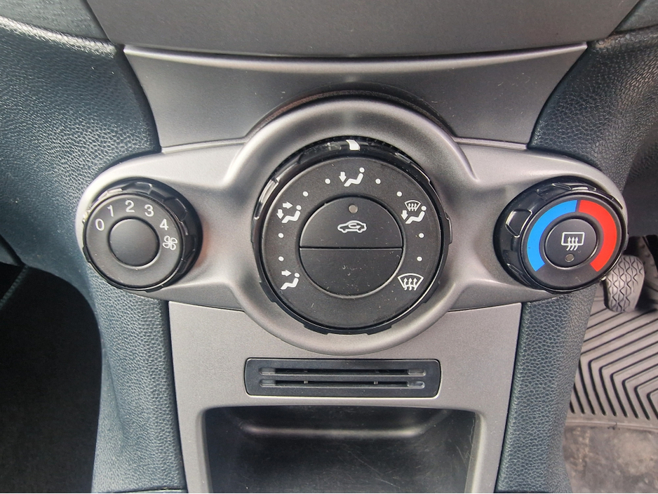 2011 Ford Fiesta - image 22