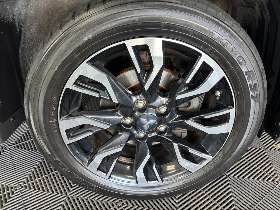 2018 Mitsubishi Outlander - image 5