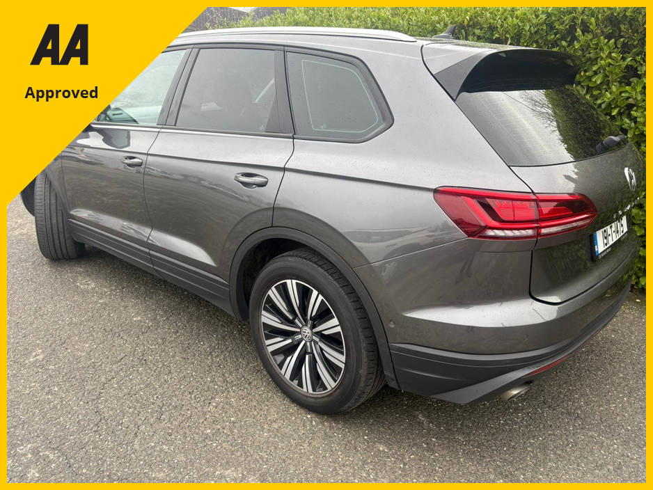 2019 Volkswagen Touareg - image 8