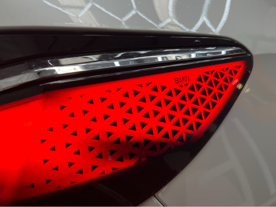 2025 BMW i7 - image 14