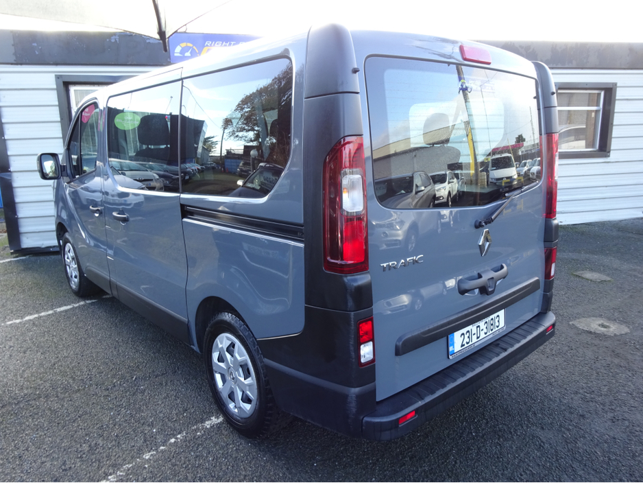 2023 Renault Trafic - image 5