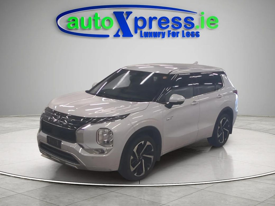 2023 Mitsubishi Outlander 4WD PHEV Low mileage, Reversing camera