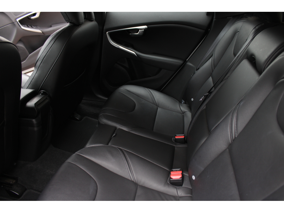 2017 Volvo V40 - image 18