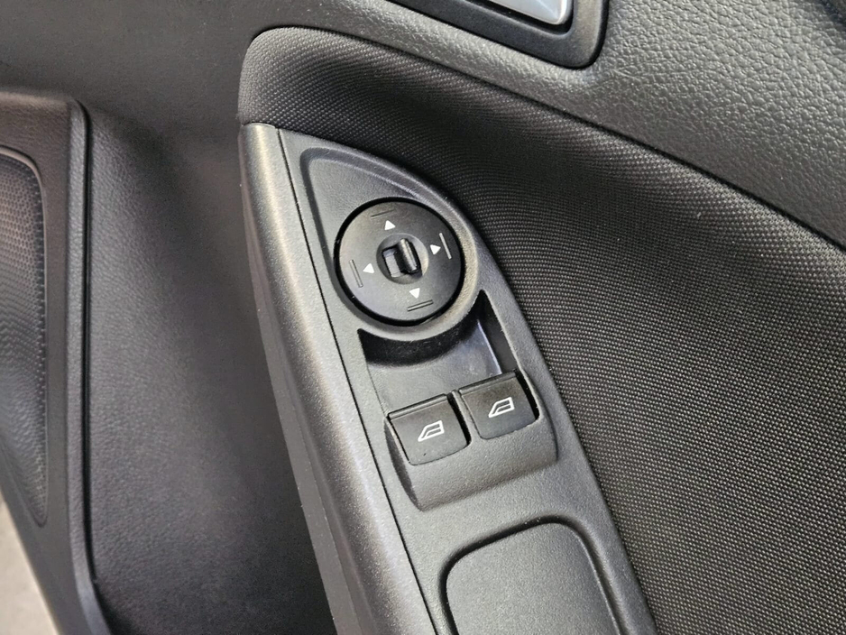 2017 Ford Focus - image 6