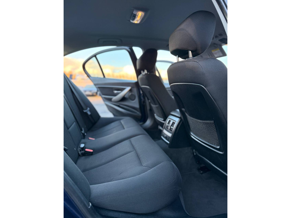 2017 BMW 3 Series - image 33