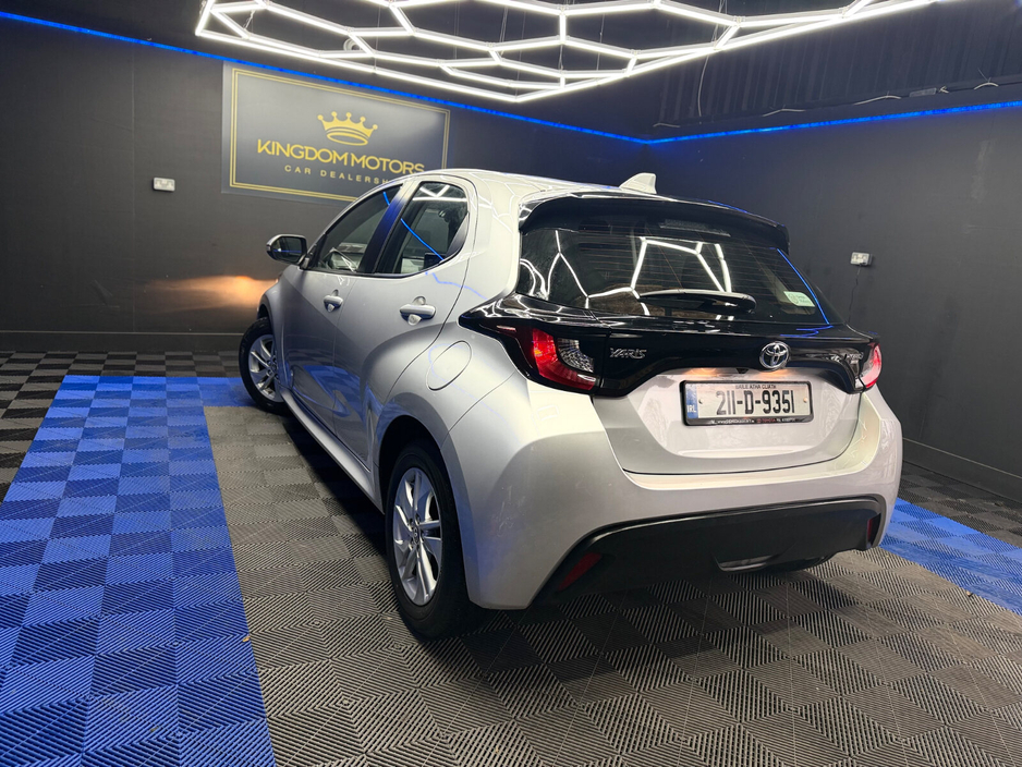 2021 Toyota Yaris - image 10