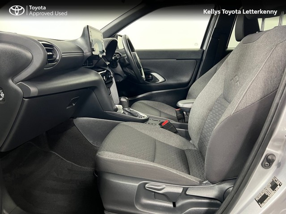 2023 Toyota Yaris Cross - image 6