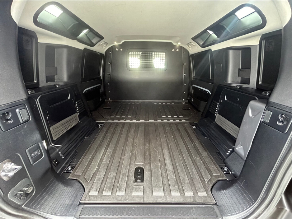 2023 Land Rover Defender - image 7