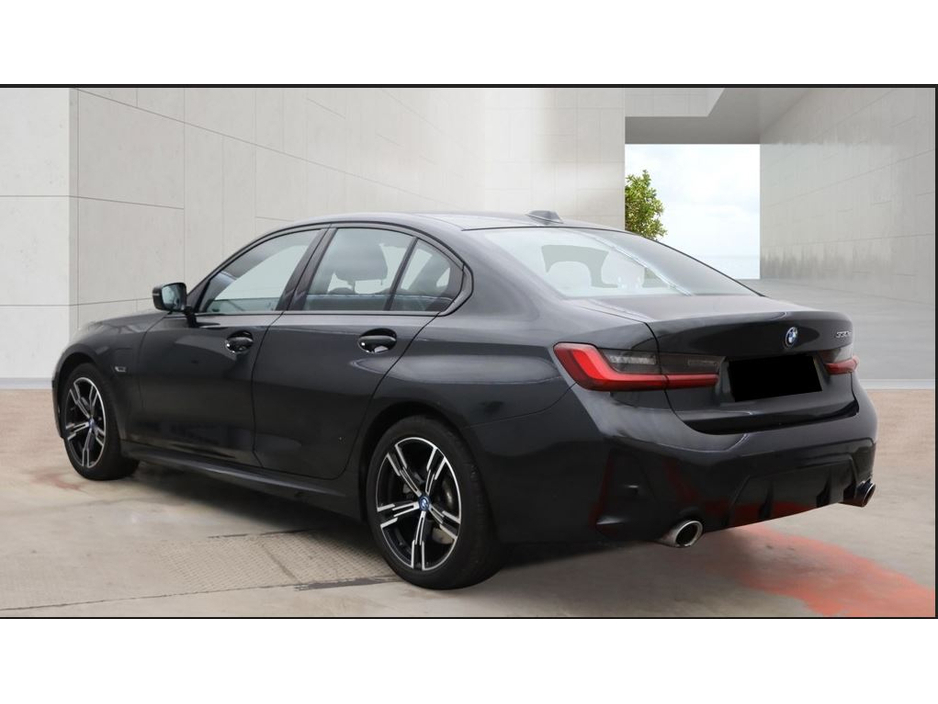 2023 BMW 3 Series - image 3