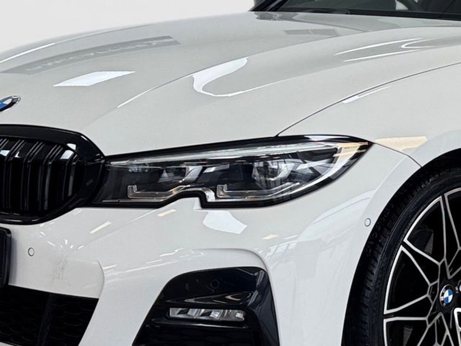 2021 BMW 3 Series - image 9