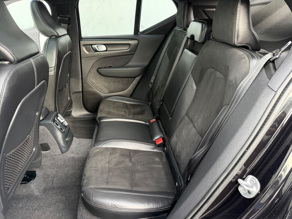 2022 Volvo XC40 - image 7