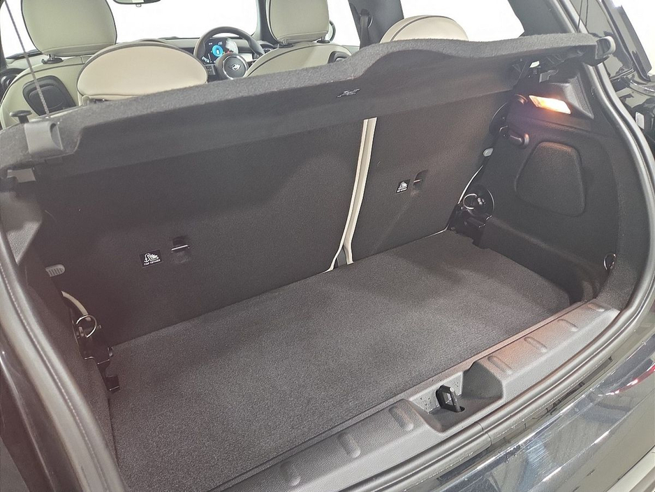 2023 MINI Hatch - image 13