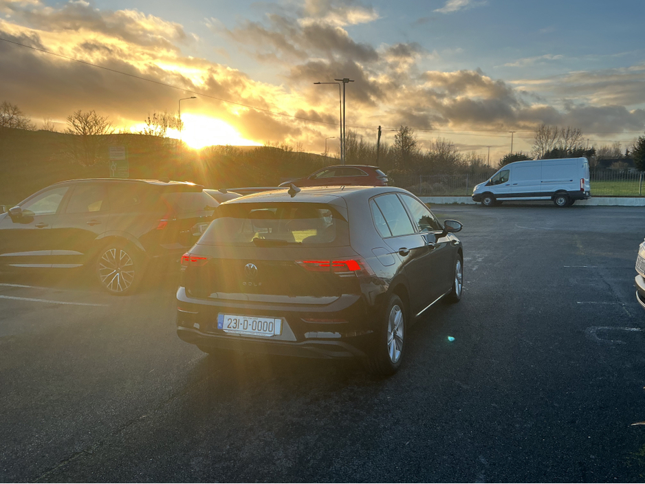 2023 Volkswagen Golf - image 9