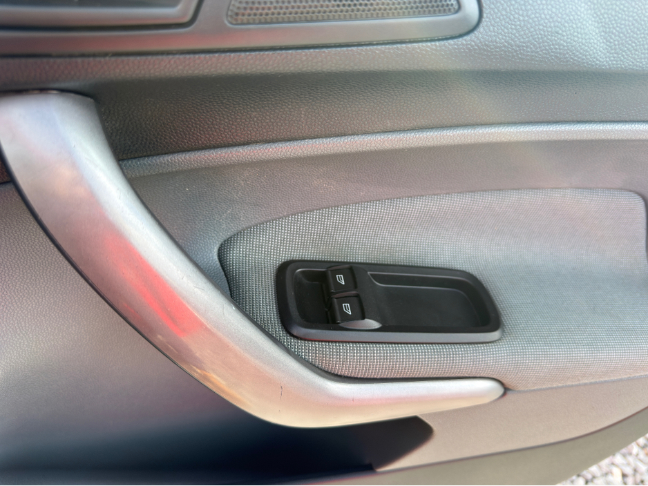 2010 Ford Fiesta - image 21